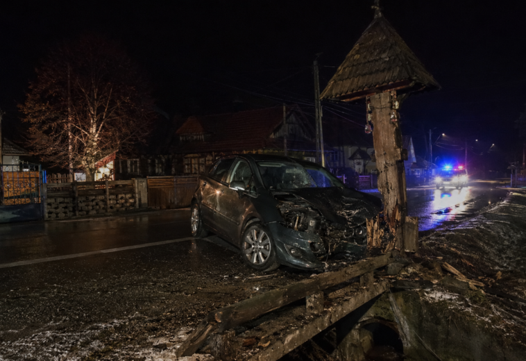 Accident în Berbești. Mașină avariată lângă o troiță, șoferul a plecat, dar a fost găsit