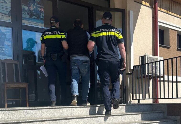 A urcat la volan deși avea permisul suspendat. Ce au decis magistrații în cazul unui bărbat oprit la Săcel