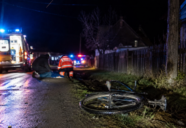 Bine „afumat”, a căzut cu bicicleta pe o stradă din Bocicoel și a ajuns la spital. Apoi l-au amendat