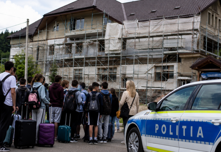 Elevi veniți în tabără la Izvoare au găsit cazarea în construcție. Profesori reclamă o înșelătorie