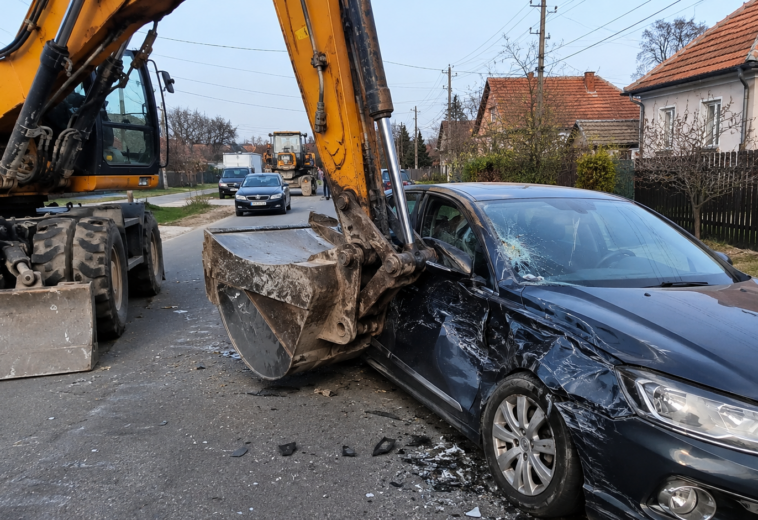 Mașină lovită de cupa unui excavator. Șoferul a ajuns la spital după impact