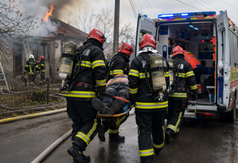 Pompierii au salvat o persoană inconștientă dintr-o casă în flăcări, la Sighet