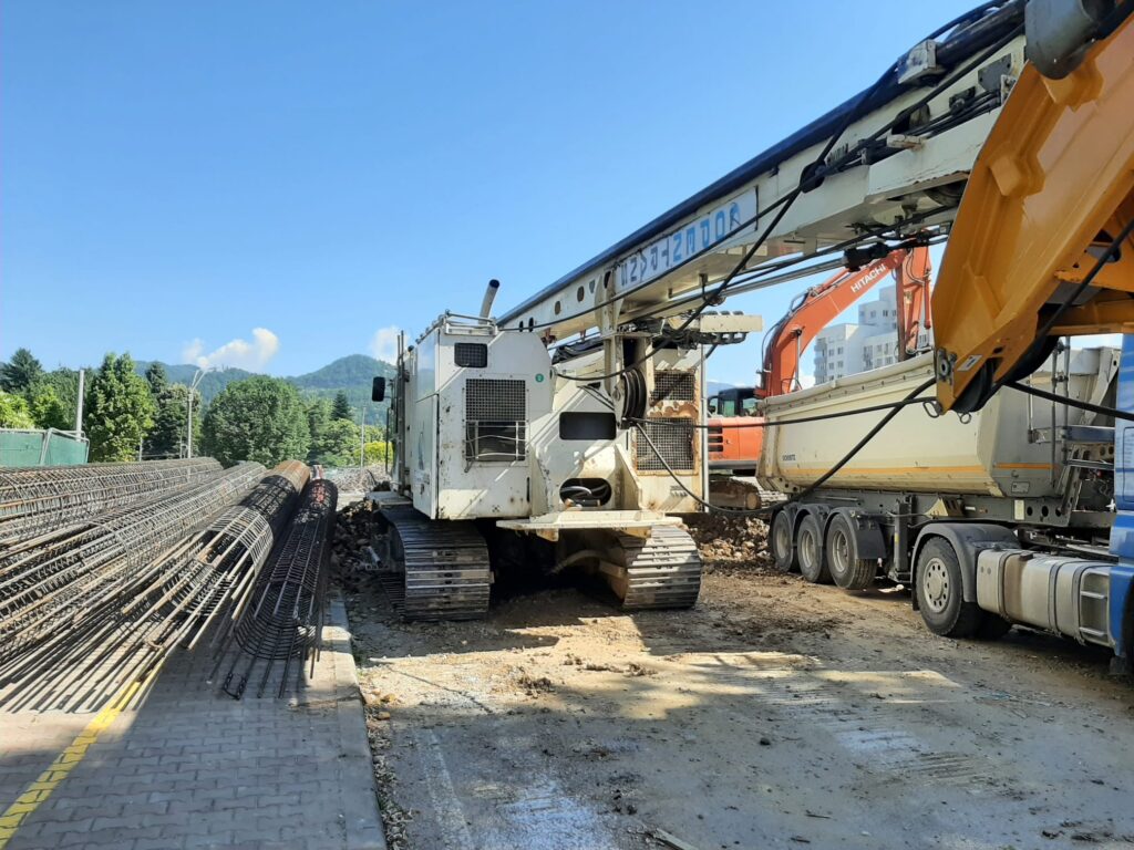 Podul Unirii - Utilajul de forat și structurile de fier beton ale piloților