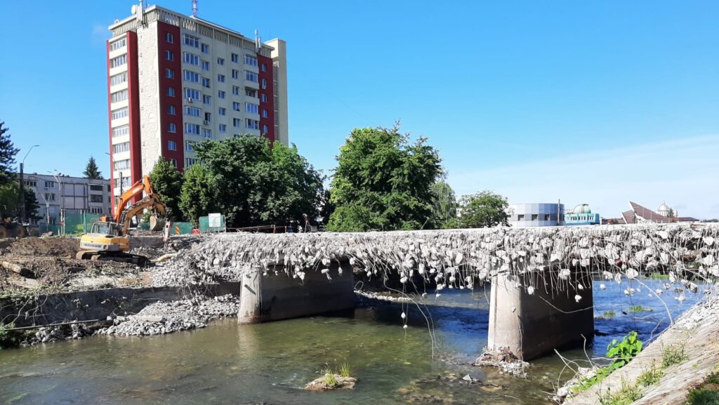 Podul Unirii în curs de demolare