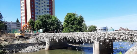 Podul Unirii în curs de demolare