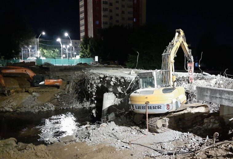 Noapte cu peripeții pe Podul Unirii. O persoană a trecut de gardurile șantierului și a ajuns pe podul aflat în demolare
