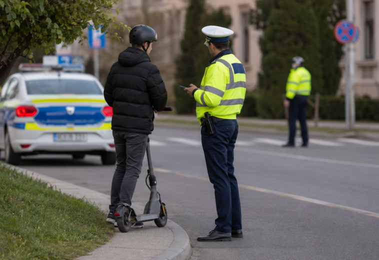 Trei accidente cu trotinete electrice în 24 de ore. Polițiștii fac verificări în trafic