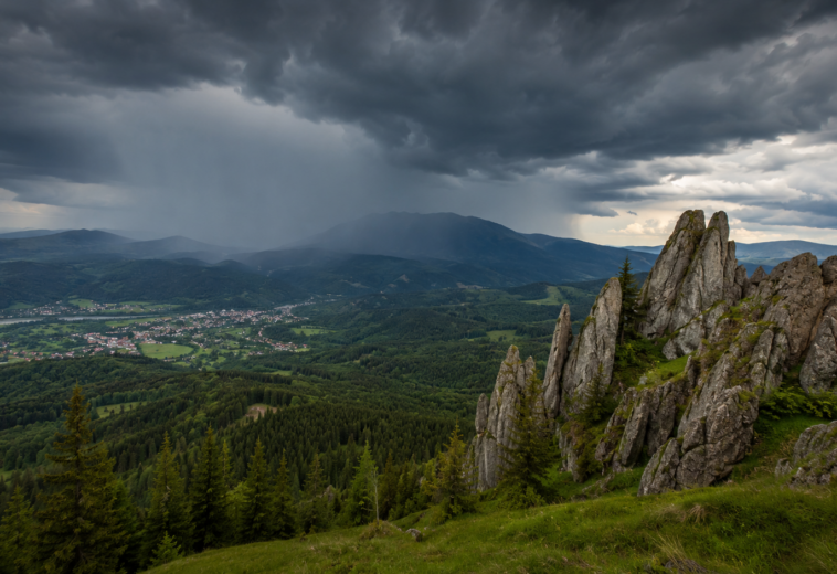 Vremea în Maramureș. Vânt puternic dimineața, apoi urmează averse, vijelii și grindină