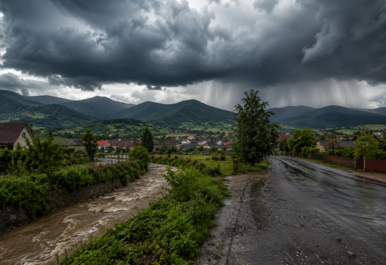 Cod galben de furtuni și risc de viituri în Maramureș. Ce zone sunt cele mai expuse
