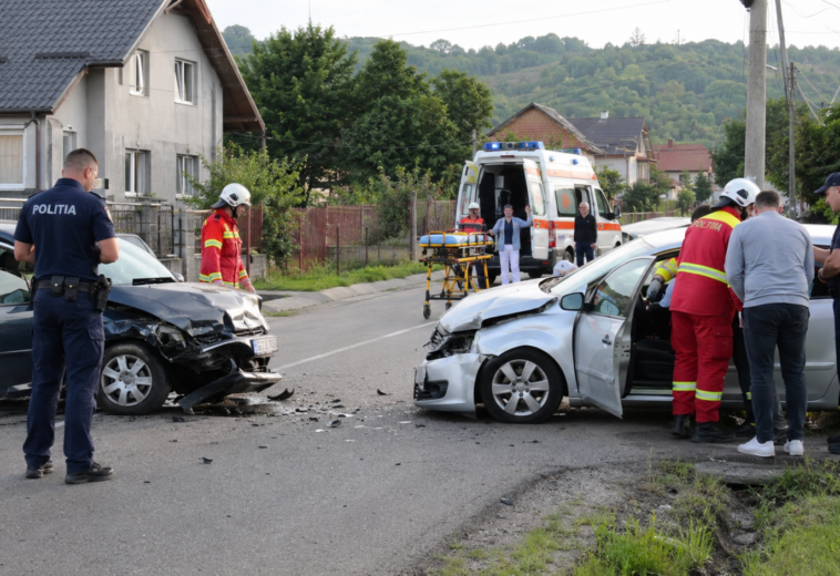 Impact între două mașini la Târgu Lăpuș. Un bărbat și o fată de 13 ani au ajuns la spital