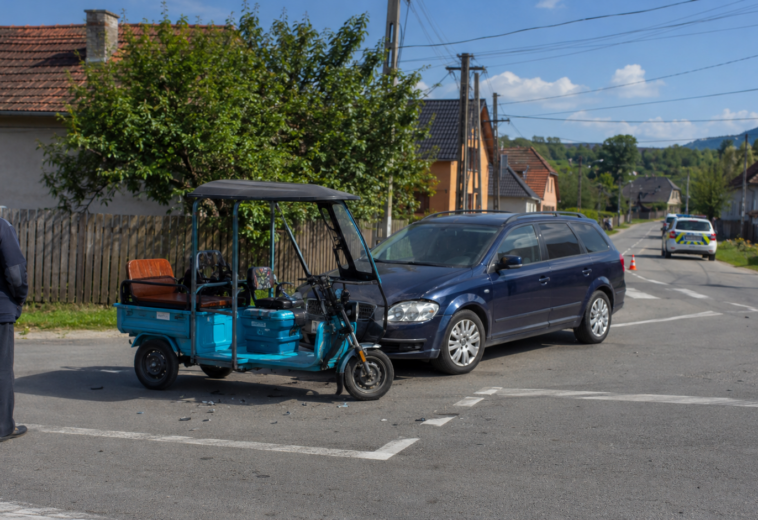 Nu a acordat prioritate – Adolescentă de 16 ani, rănită într-un accident cu un triciclu electric la Mireșu Mare