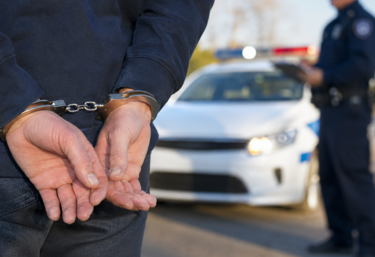 A ajuns în arest după ce l-au prins și a doua oară fără permis