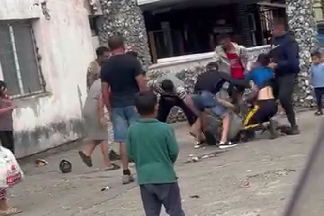 Bătaie filmată pe strada Electrolizei din Baia Mare. Două persoane au avut nevoie de îngrijiri medicale (VIDEO)