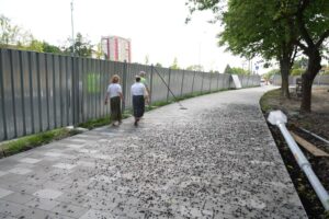 Ioan Doru Dăncuș în inspecție pe trotuarul din fața zonei Buclă înainte de tăierea duzilor