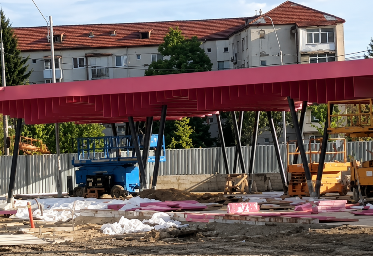 Noua Piață a Universității prinde culoare. Va fi magenta o nuanță pe placul băimărenilor? (VIDEO)