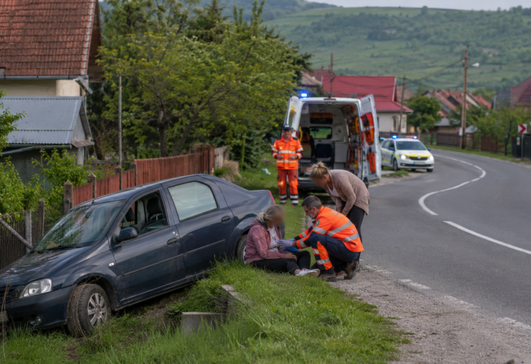 Pasagerul unei mașini a ajuns la spital după ce vehicolul a ieșit în decor