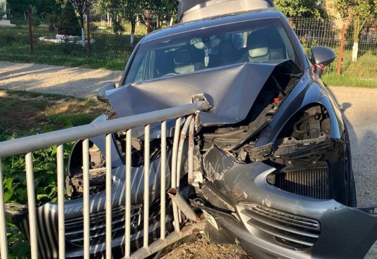 Prins cu 107 km/h în Câmpulung la Tisa, a refuzat să oprească. Urmărirea s-a terminat într-un cap de pod
