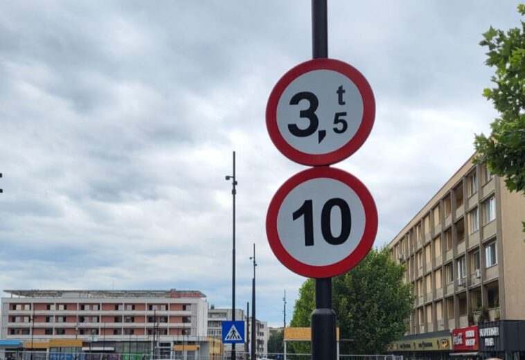 Viteză limitată la 10 km/h și restricție de tonaj în zona Pieței Revoluției din Baia Mare