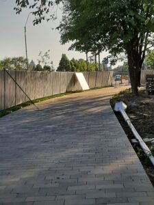 Trotuarul cu pricina după tăierea duzilor