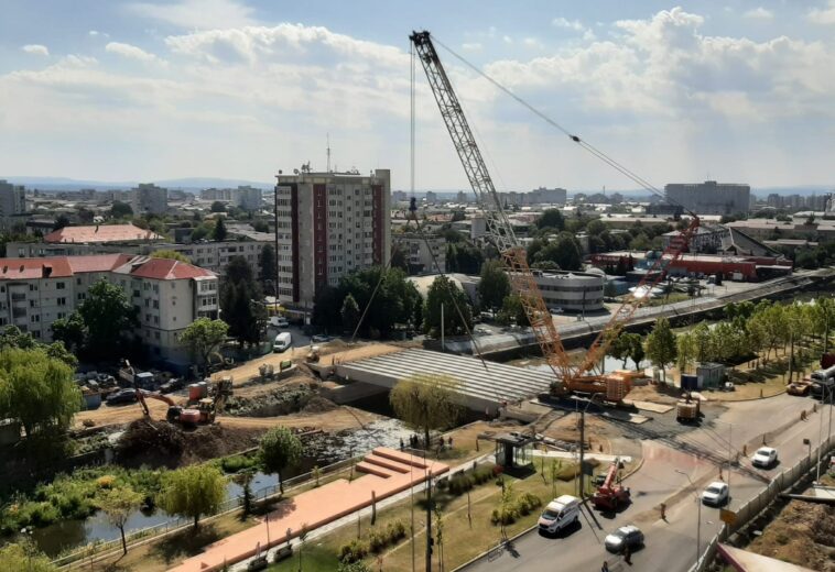 Una lipsă. Podul Unirii capătă formă: 10 din cele 11 grinzi au fost deja montate