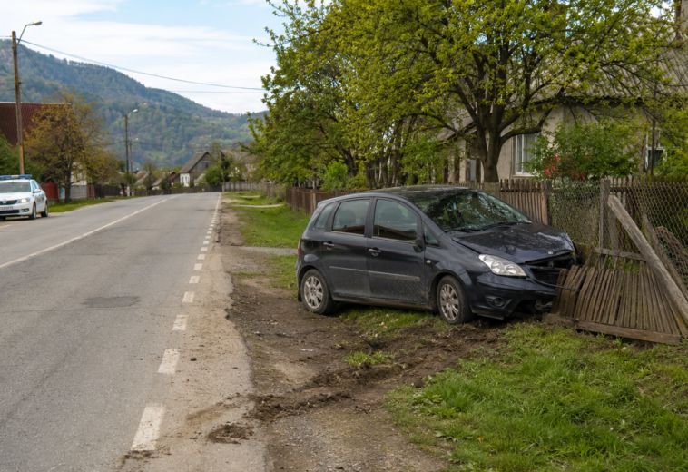 Băut și fără permis, a ieșit de pe șosea și s-a oprit într-un gard