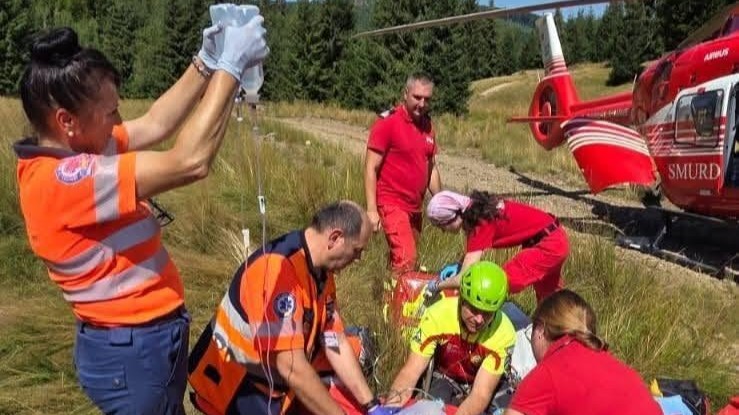 L-au dus trei kilometri cu targa. Un tânăr grav rănit în pădure, evacuat cu elicopterul SMURD