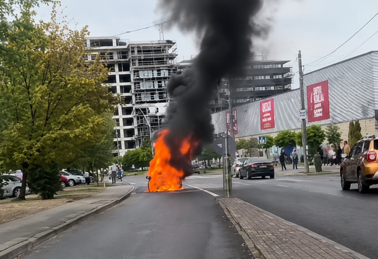 Mașină a unei școli de șoferi, cuprinsă de flăcări în fața Spitalului Județean din Baia Mare