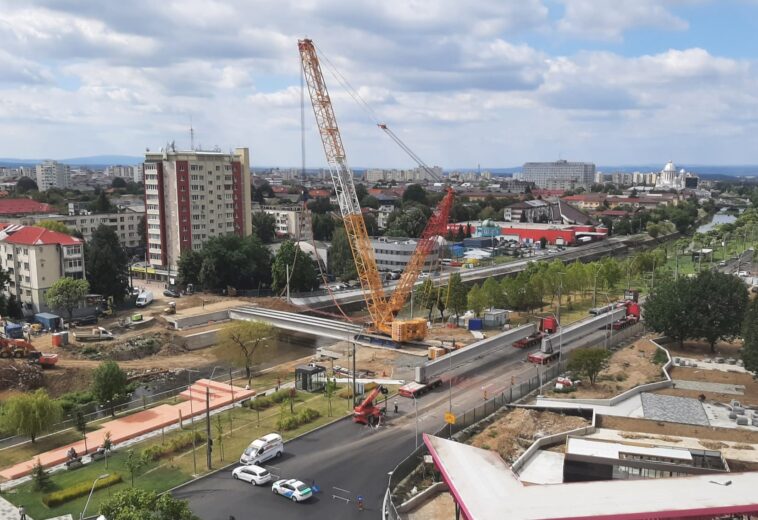 Spectacol pe Podul Unirii. Au început montarea grinzilor de 40 de metri și 100 de tone