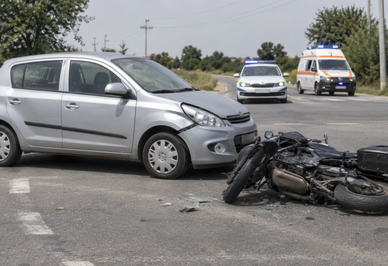 Motociclist de 48 de ani, rănit după impactul cu o mașină. Cum s-a produs accidentul