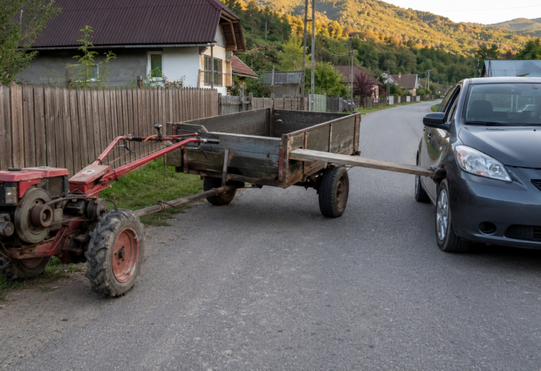 Accident neobișnuit la Moisei – o scândură folosită drept banchetă a lovit o mașină