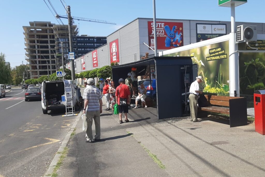 Călători în stația de autobuz