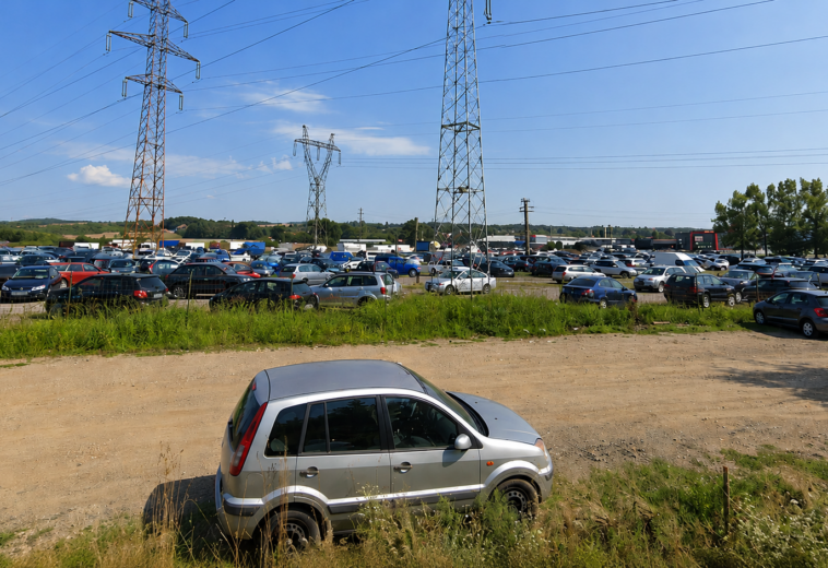 Parfumuri și scule electrice de aproape 10.000 lei, ridicate de polițiști la târgul din Satu Nou de Jos