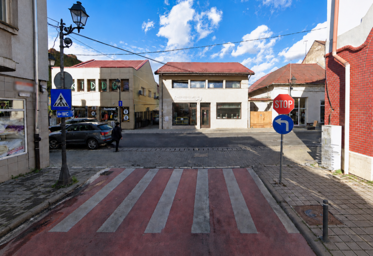 Regulă nouă pe strada Teatrului – Obligatoriu la stânga la intersecția cu Șincai