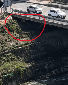 Zona de acces sub pod la spațiile de adăpostire