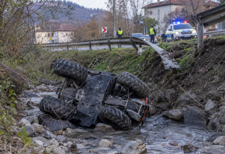 S-a răsturnat cu ATV-ul în albia unui pârâu, în Baia Mare. Șoferul nu avea permis