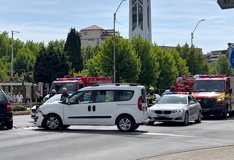 Accident la intersecția bulevardelor Unirii și Traian. O femeie de 78 de ani a ajuns la spital