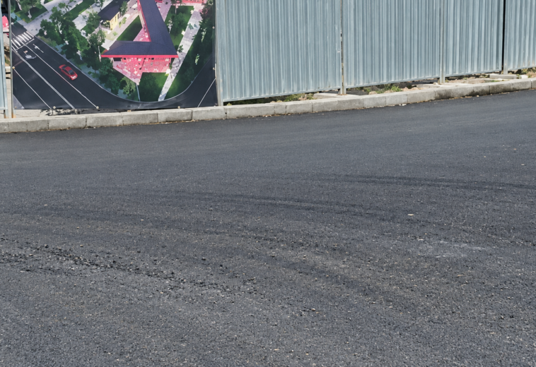 Asfaltul nou de la Buclă, deteriorat după câteva săptămâni. Constructorul transmite că macaraua folosită la pod a lăsat urmele
