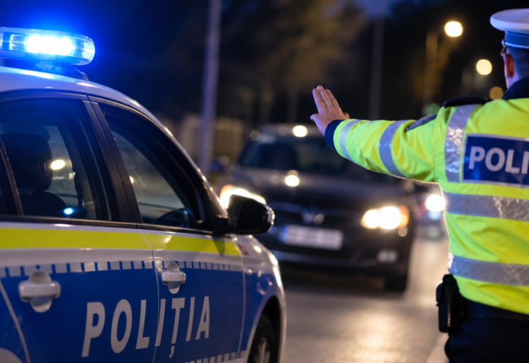 Au fugit de polițiști, dar au fost prinși. Un adolescent s-a răsturnat cu mașina la Finteușu Mic