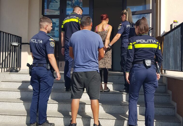 Părinți din Țicău, acuzați că și-au bătut și sechestrat fiica de 17 ani. Tatăl a fost arestat