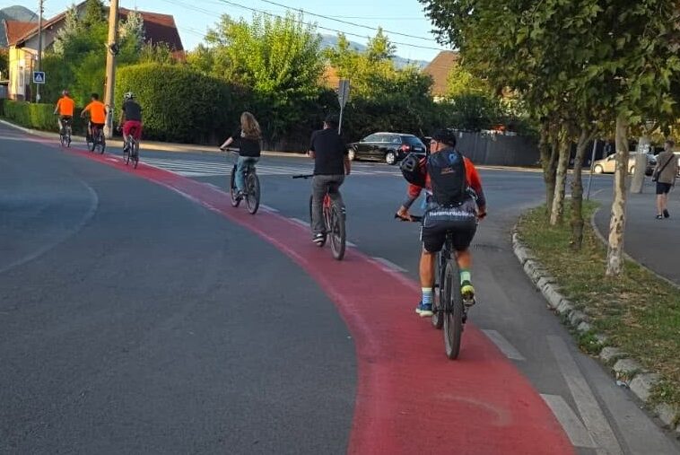 Biciclist și șofer în Baia Mare. 10 reguli de circulație de dat mai departe