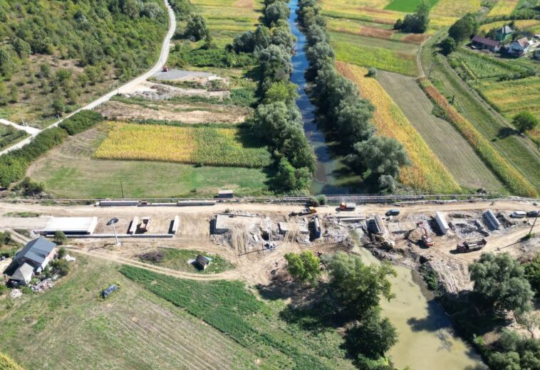 La 15 septembrie trebuia să fie gata podul de la Cătălina. Abia începe montarea grinzilor