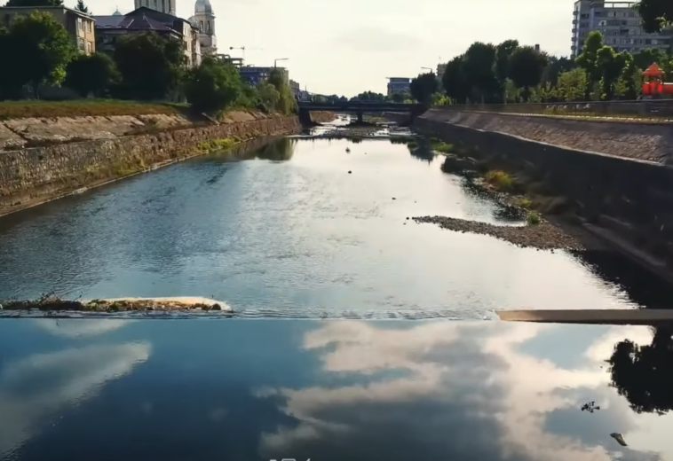 Două sisteme pentru captarea plasticului și a altor deșeuri plutitoare vor fi instalate pe râurile Săsar și Firiza