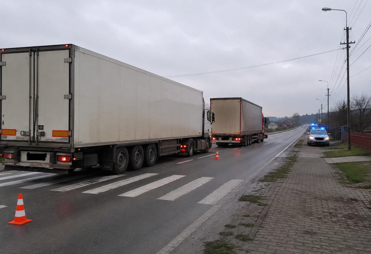 Femeie accidentată pe DN 1C, în Recea, de camionul care oprise pentru a-i acorda prioritate