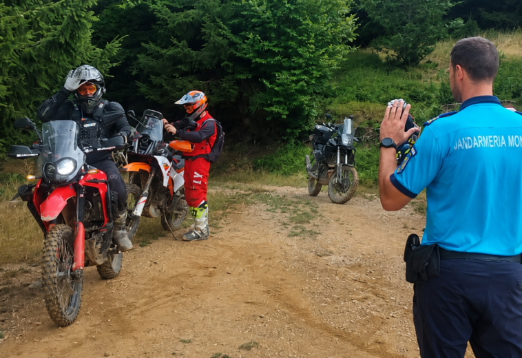 Trei cehi, prinși cu motociclete Enduro pe munte, la Cavnic. Jandarmii i-au amendat cu 3.000 de lei
