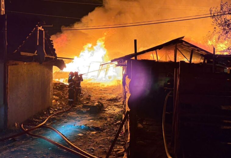 A ars Craica. Un incendiu uriaș a fost stins azi noapte, după patru ore de luptă cu focul